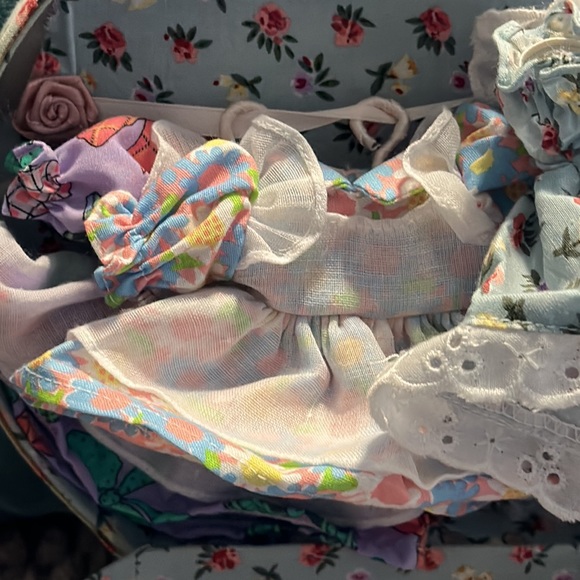 DOLL in a suitcase box with a set of dresses - Picture 3 of 15